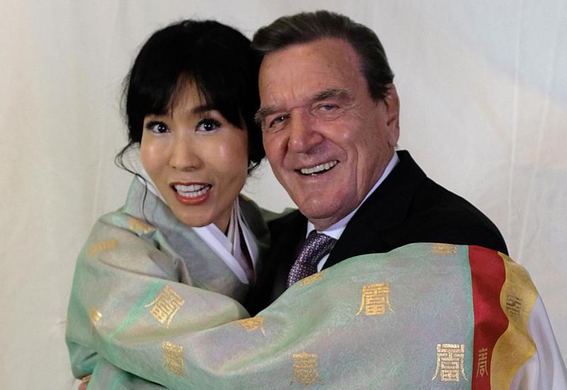 Gerhard Schröder sa suprugom Soyeon Kim - Nekadašnji njemački kancelar Schröder kažnjen u Koreji zbog preljuba